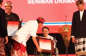 Gubernur Koster Anugerahi 12 Seniman, Budayawan, Pengabdi Seni Penghargaan Adi Sewaka Nugraha
