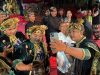 Bersama Ribuan Masyarakat, Gubernur Koster Saksikan Parade Gong Kebyar Dewasa Duta Gianyar dan Badung