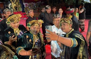 Bersama Ribuan Masyarakat, Gubernur Koster Saksikan Parade Gong Kebyar Dewasa Duta Gianyar dan Badung