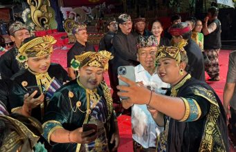 Bersama Ribuan Masyarakat, Gubernur Koster Saksikan Parade Gong Kebyar Dewasa Duta Gianyar dan Badung