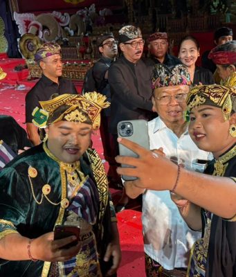 Bersama Ribuan Masyarakat, Gubernur Koster Saksikan Parade Gong Kebyar Dewasa Duta Gianyar dan Badung