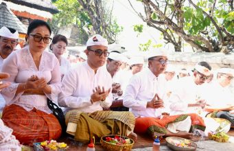 Walikota Jaya Negara “Ngaturang Bhakti Penyineban” di Pura Luhur Uluwatu