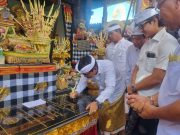 Bupati Adi Arnawa Tanda Tangani Prasasti Karya Ngenteg Linggih di Pura Maspahit Canggu