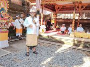 Wabup Bagus Alit Sucipta Upasaksi Puncak Piodalan Padudusan Agung di Pura Dalem Desa Adat Ambengan
