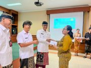 Asisten Administrasi Umum Badung Serahkan Santunan Kepada Pensiunan dan Ahli Waris ASN