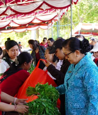 Pasar Rakyat TP PKK Bali di Jembrana, Putri Koster Dorong UMKM dan Berbagi dengan Warga