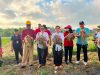 Ketua TP PKK Kota Denpasar Bersama Ketua GOW Panen Bawang Merah dan Jagung Manis di Subak Intaran Barat