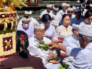 Perkuat Pembangunan Sekala-Niskala, Pemprov Bali “Ngaturang Pekeling” di Pura Agung Besakih