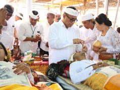 Jaya Negara “Ngayah Nyangging” pada Metatah Masal Desa Adat Panjer