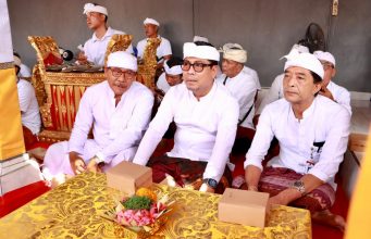 Wawali Arya Wibawa Hadiri Puncak Karya Wrespati Kalpa Agung Pura Gunung Sari Desa Adat Peraupan