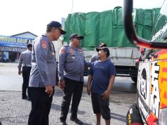 Petugas Gabungan Dishub Badung Tertibkan Truk Parkir Liar di Jalur Terminal Mengwi