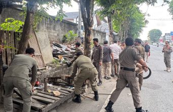 Pemkab Badung Tertibkan Enam Warung Kumuh di Jalan Gatot Subroto Barat