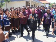 Berpesan agar Jadi Pemimpin Bali Masa Depan, Gubernur Koster Traktir Siswa SMPN 13 Denpasar Nasi Jinggo