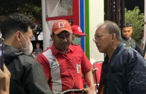 Gubernur Koster Kawal Distribusi BBM hingga Dini Hari, Tinjau SPBU dan Dengarkan Keluhan Warga