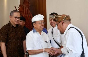 Gubernur Koster Serahkan CSR St Regis untuk Pelestarian Seni dan Budaya Bali