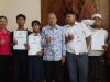 Gubernur Koster Serahkan Bantuan Sosial Pendidikan Siswa Yatim Piatu dan Kurang Mampu