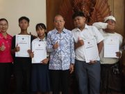 Gubernur Koster Serahkan Bantuan Sosial Pendidikan Siswa Yatim Piatu dan Kurang Mampu