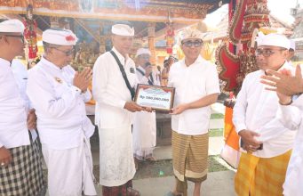 Wali Kota Jaya Negara Hadiri Karya Padudusan Wraspati Kalpa Agung di Pura Buwitan dan Hyang Kawitan Bandesa Mas Pohgading