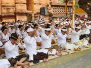Jajaran Pemkot Denpasar Gelar Persembahyangan Serangkaian Pujawali Padudusan Alit Pura Agung Jagatnatha