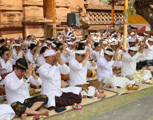 Jajaran Pemkot Denpasar Gelar Persembahyangan Serangkaian Pujawali Padudusan Alit Pura Agung Jagatnatha