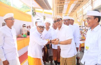 Diikuti 535 Puspa, Jaya Negara Hadiri Puncak Karya Angasti Puja Atma Wedana Maligia Punggel di Pantai Mertasari Sanur