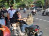Di Tengah Antrean BBM, Perumda dan OPD Pemkot Denpasar Serentak Bagikan Ratusan Nasi Bungkus di Beberapa SPBU