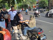 Di Tengah Antrean BBM, Perumda dan OPD Pemkot Denpasar Serentak Bagikan Ratusan Nasi Bungkus di Beberapa SPBU