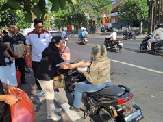 Di Tengah Antrean BBM, Perumda dan OPD Pemkot Denpasar Serentak Bagikan Ratusan Nasi Bungkus di Beberapa SPBU
