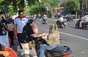 Di Tengah Antrean BBM, Perumda dan OPD Pemkot Denpasar Serentak Bagikan Ratusan Nasi Bungkus di Beberapa SPBU
