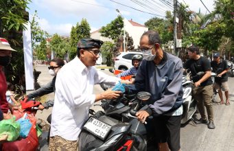 Pemkot Denpasar Gelar Gerakan Peduli Antrean BBM, Bagikan Nasi Bungkus dan Air Mineral Gratis