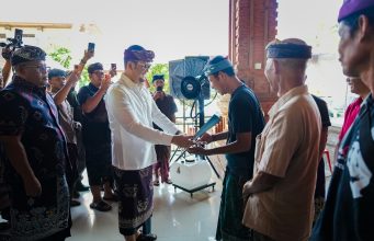 Komitmen Sapta Kriya Adi Cipta, Wabup Bagus Alit Sucipta Serahkan Bantuan Perumahan dan Bansos Disabilitas