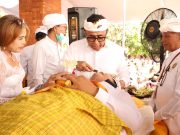 Wali Kota Jaya Negara “Ngayah Nyangging” Serangkaian Metatah Masal PHDI Denpasar