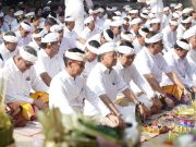 Peringati Tumpek Wayang, Gubernur Koster Haturkan Sembah Bhakti di Pura Er Jeruk