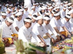 Peringati Tumpek Wayang, Gubernur Koster Haturkan Sembah Bhakti di Pura Er Jeruk