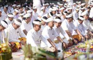 Peringati Tumpek Wayang, Gubernur Koster Haturkan Sembah Bhakti di Pura Er Jeruk
