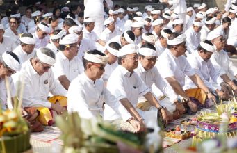 Peringati Tumpek Wayang, Gubernur Koster Haturkan Sembah Bhakti di Pura Er Jeruk